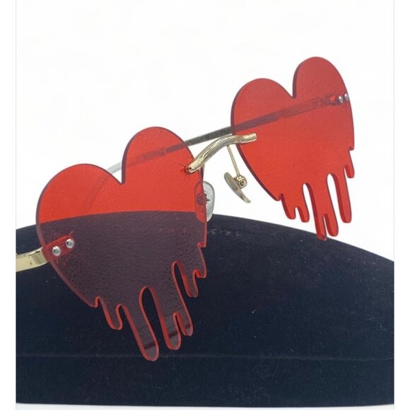 VIVID VIBES - Trendsetter Heart-Shaped Tassel Sunglasses - Picture 5 of 5